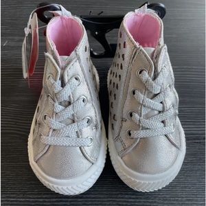 NWT wonder nation size 6 converse
